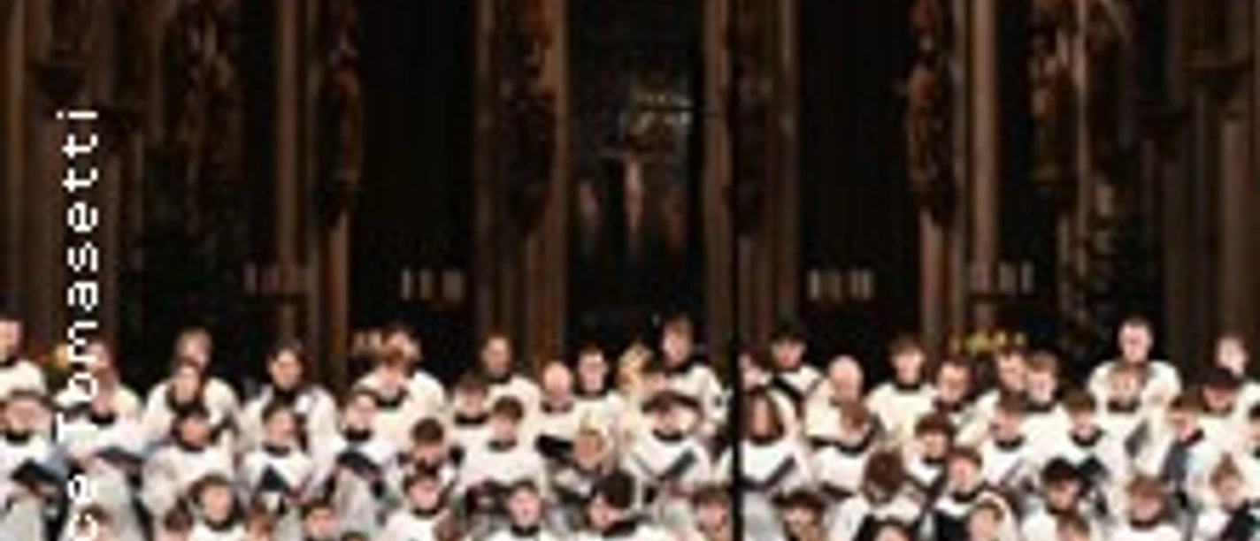 Großer Chor in weißen Gewändern mit Dirigent im Kölner Dom