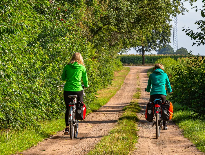 Zwei Radfahrerinnen auf einem ländlichen Weg Zwei Radfahrerinnen auf einem ländlichen WegTwo cyclists on a rural roadTo cyklister på en landevejTwee fietsers op een plattelandsweg