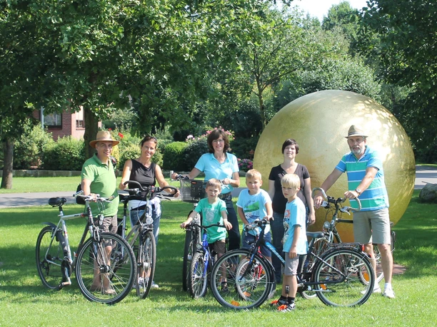 Macher des SteinPlanetariums vor der Sonne in Anderlingen Macher des SteinPlanetariums vor der Sonne in Anderlingen