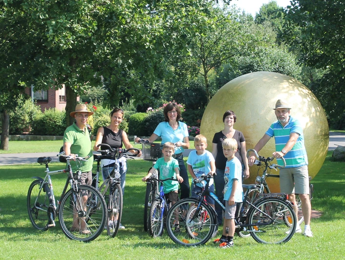 Macher des SteinPlanetariums vor der Sonne in Anderlingen Macher des SteinPlanetariums vor der Sonne in AnderlingenMakers of the SteinPlanetarium in front of the sun in AnderlingenSkaberne af SteinPlanetarium foran solen i AnderlingenMakers van het SteinPlanetarium voor de zon in Anderlingen