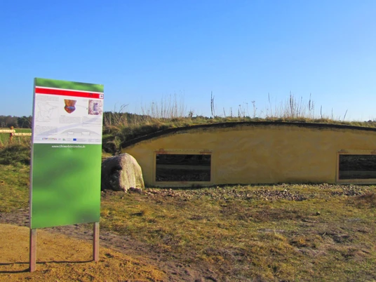 Schaufenster ins Innere des Grabhügels in Granstedt Schaufenster ins Innere des Grabhügels in Granstedt