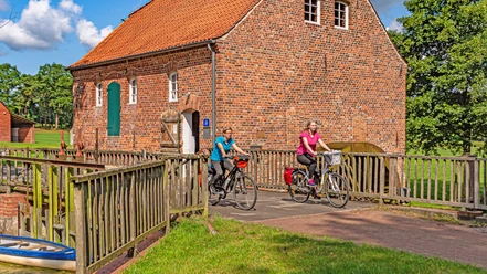 Radfahrerinnen an der Wassermühle Bademühlen Radfahrerinnen an der Wassermühle Bademühlen