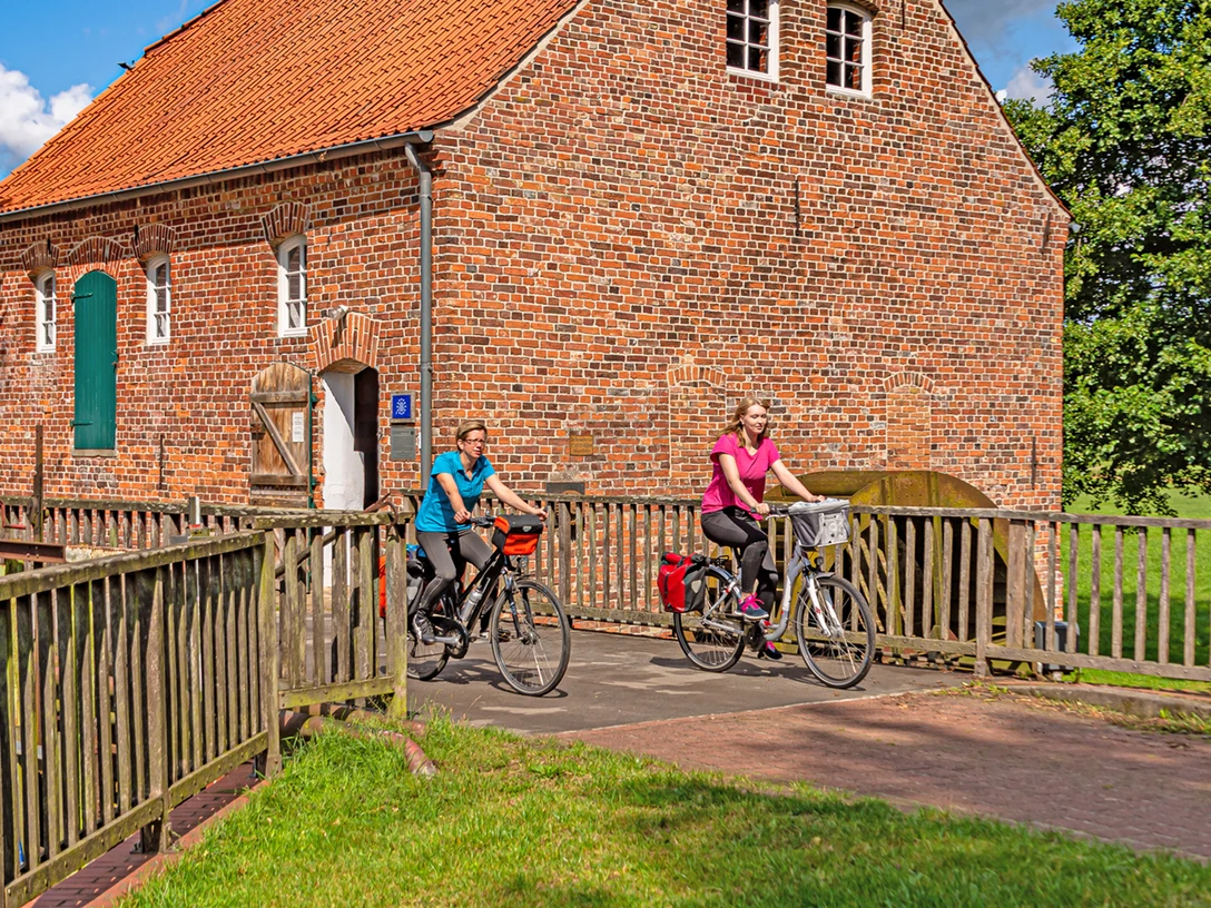 Radfahrerinnen an der Wassermühle Bademühlen Radfahrerinnen an der Wassermühle BademühlenCyclists at the Bademühlen watermillCyklister ved vandmøllen i BademühlenFietsers bij de Bademühlen watermolen
