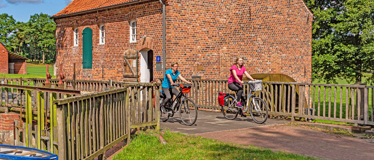 Radfahrerinnen an der Wassermühle Bademühlen Radfahrerinnen an der Wassermühle Bademühlen