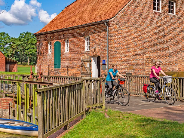 Radfahrerinnen an der Wassermühle Bademühlen
