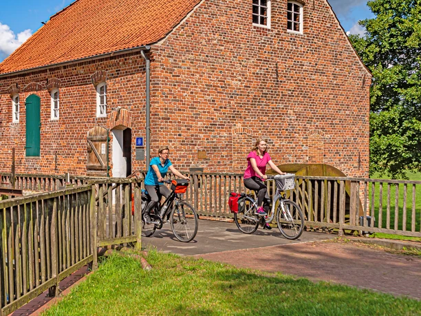 Radfahrerinnen an der Wassermühle Bademühlen Radfahrerinnen an der Wassermühle Bademühlen