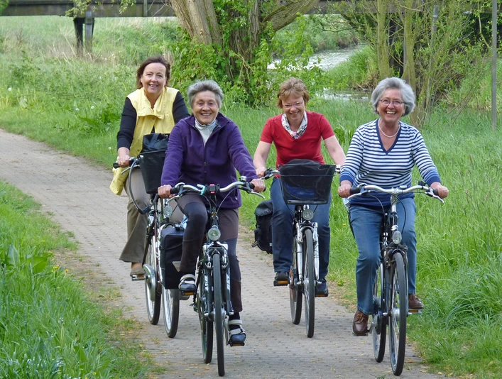 Vier Frauen auf einem gepflasterten Radweg Vier Frauen auf einem gepflasterten RadwegFour women on a paved cycle pathFire kvinder på en asfalteret cykelstiVier vrouwen op een verhard fietspad