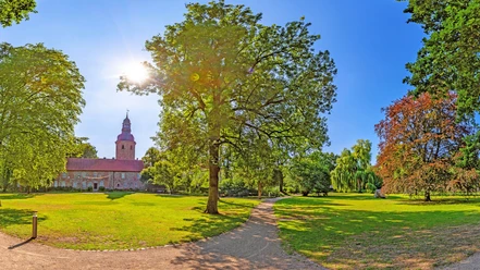 Zevener Stadtpark mit Museum Kloster Zeven im Hintergrund Zevener Stadtpark mit Museum Kloster Zeven im Hintergrund