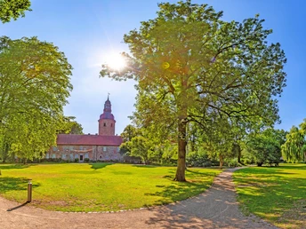 Zevener Stadtpark mit Museum Kloster Zeven im Hintergrund Zevener Stadtpark mit Museum Kloster Zeven im Hintergrund