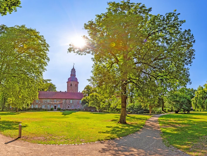 Zevener Stadtpark mit Museum Kloster Zeven im Hintergrund Zevener Stadtpark mit Museum Kloster Zeven im Hintergrund