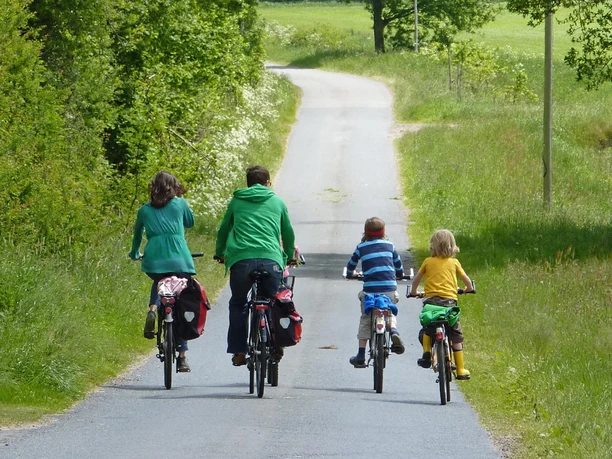 Auf asphaltierten Feldweg durch die hügelige Geest Auf asphaltierten Feldweg durch die hügelige Geest