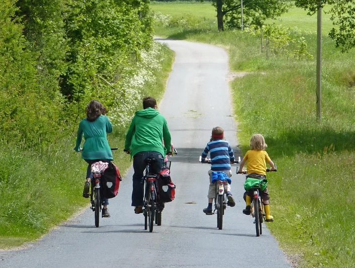 Auf asphaltierten Feldweg durch die hügelige Geest Auf asphaltierten Feldweg durch die hügelige GeestOn an asphalted country lane through the hilly GeestPå en asfalteret landevej gennem det kuperede GeestOver een geasfalteerde landweg door het heuvelachtige Geest