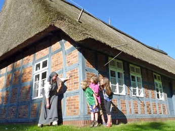 Kinderführung auf dem Historischen Moorhof Kinderführung auf dem Historischen MoorhofChildren's tour of the historic moorland farmRundvisning for børn på den historiske hedegårdKinderrondleiding door de historische heideboerderij