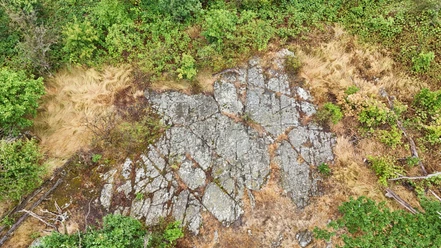 Drohnenbild auf das Nationale Geotop "Gletscherschliffe auf dem Kleinen Berg Hohburg"