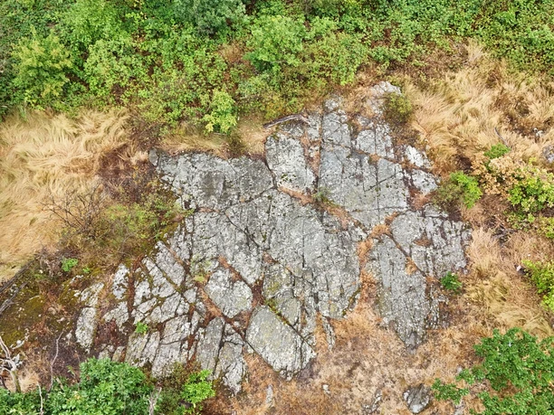 Drohnenbild auf das Nationale Geotop "Gletscherschliffe auf dem Kleinen Berg Hohburg" Drohnenbild auf das Nationale Geotop "Gletscherschliffe auf dem Kleinen Berg Hohburg"