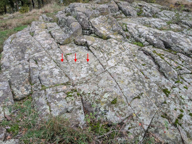 Blick auf Felsen mit mutmaßlichem Gletscherschliff (rote Pfeile) Blick auf Felsen mit mutmaßlichem Gletscherschliff (rote Pfeile)