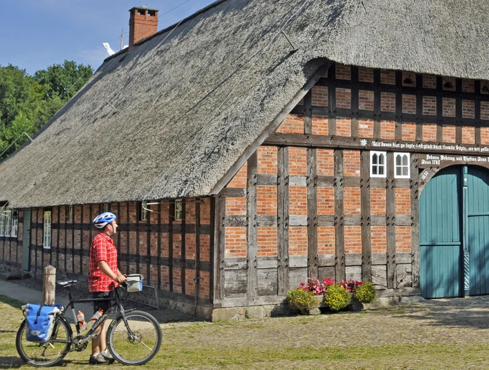 Radfahrer vor dem Heimathaus in Sottrum Radfahrer vor dem Heimathaus in SottrumCyclist in front of the Heimathaus in SottrumCyklist foran det lokalhistoriske center i SottrumFietser voor het lokale geschiedeniscentrum in Sottrum