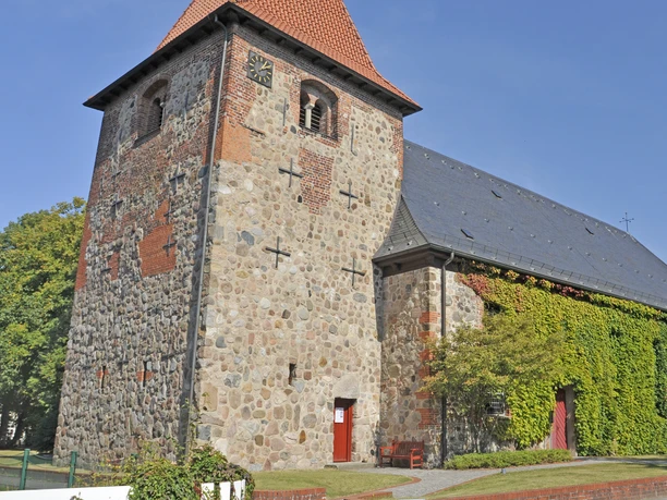 St.-Georg-Kirche in Sottrum mit Turm St.-Georg-Kirche in Sottrum mit Turm