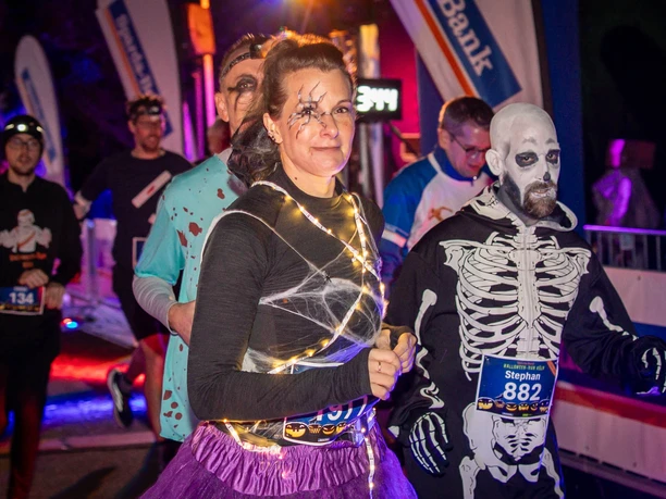 Sparda-Bank Halloween-Run Köln Kostümierte Läufer beim Halloween-Run Köln im bunten Licht am Startbereich