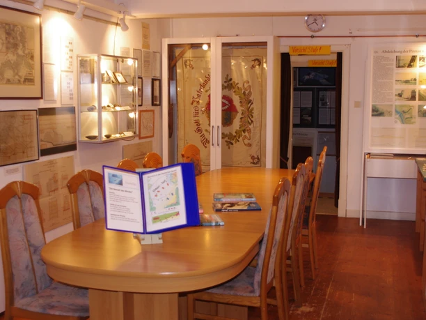 Dörpstuuv – Ausstellungsraum mit historischen Karten Dörpstuuv – Ausstellungsraum mit historischen Karten