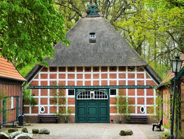Fackwerkhaus des Heimatmuseums Scheeßel in der Frontansicht Fackwerkhaus des Heimatmuseums Scheeßel in der FrontansichtFront view of the torchwork house of the Scheeßel local history museumFrontbillede af fakkelhuset på det lokalhistoriske museum i ScheeßelVooraanzicht van het fakkelhuis van het streekmuseum Scheeßel