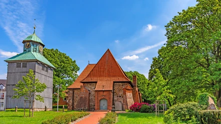 Die St. Johannis-Kirche von Visselhövede mit separatem Glockenturm Die St. Johannis-Kirche von Visselhövede mit separatem Glockenturm