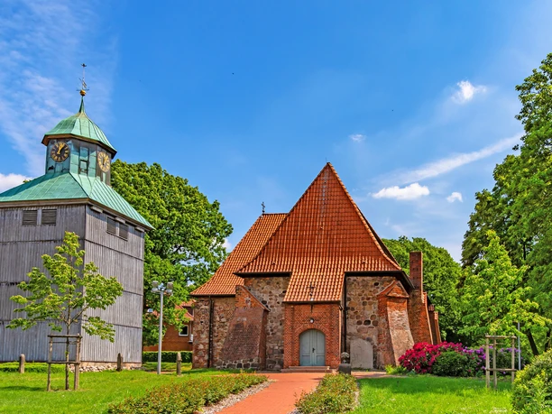 Die St. Johannis-Kirche von Visselhövede mit separatem Glockenturm Die St. Johannis-Kirche von Visselhövede mit separatem Glockenturm
