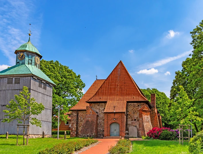 Die St. Johannis-Kirche von Visselhövede mit separatem Glockenturm Die St. Johannis-Kirche von Visselhövede mit separatem GlockenturmThe St. Johannis Church in Visselhövede with separate bell towerJohanneskirken i Visselhövede med separat klokketårnJohanneskerk in Visselhövede met aparte klokkentoren