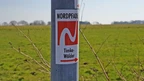 Markierungszeichen des NORDPFADES Timke-Wälder an einem Stahlpfosten Markierungszeichen des NORDPFADES Timke-Wälder an einem Stahlpfosten