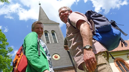 Wanderer vor der St. Lambertus-Kirche in Kirchtimke Wanderer vor der St. Lambertus-Kirche in Kirchtimke
