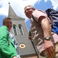 Wanderer vor der St. Lambertus-Kirche in Kirchtimke Wanderer vor der St. Lambertus-Kirche in Kirchtimke