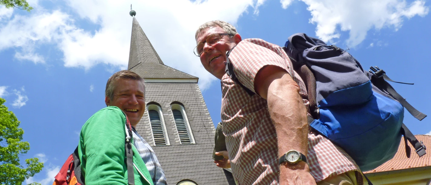 Wanderer vor der St. Lambertus-Kirche in Kirchtimke Wanderer vor der St. Lambertus-Kirche in Kirchtimke