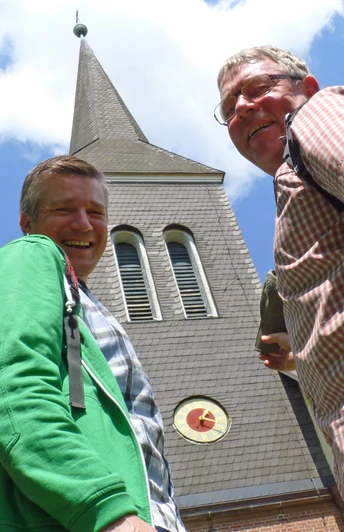 Wanderer vor der St. Lambertus-Kirche in Kirchtimke Wanderer vor der St. Lambertus-Kirche in Kirchtimke