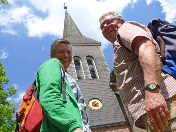 Wanderer vor der St. Lambertus-Kirche in Kirchtimke Wanderer vor der St. Lambertus-Kirche in Kirchtimke