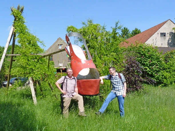 Ein beliebtes Fotomotiv - der große rote Damenschuh in Ostertimke Ein beliebtes Fotomotiv - der große rote Damenschuh in Ostertimke