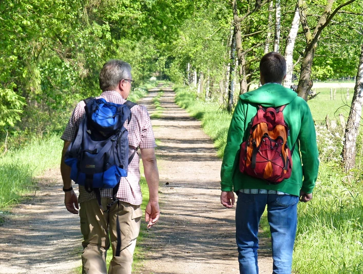 Auf einem Feldweg entlang zum Landeswald Schierk Auf einem Feldweg entlang zum Landeswald SchierkAlong a country lane to the Schierk National ForestLangs en landevej til Schierk National ForestLangs een landweggetje naar het Schierk National Forest