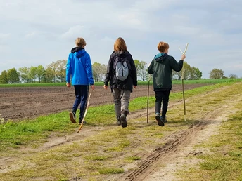 Wanderer auf einem Feldweg bei Tarmstedt Wanderer auf einem Feldweg bei Tarmstedt