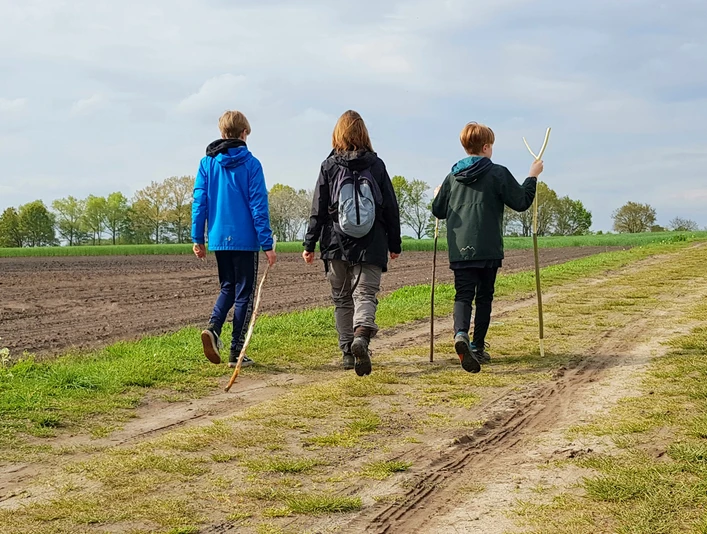 Wanderer auf einem Feldweg bei Tarmstedt Wanderer auf einem Feldweg bei TarmstedtHikers on a country lane near TarmstedtVandrere på en landevej nær TarmstedtWandelaars op een landweg bij Tarmstedt