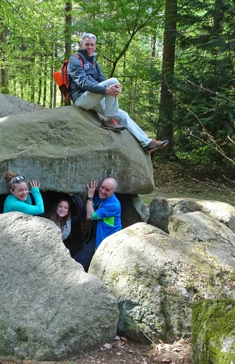 Wanderer beim Großsteingrab Steinfelder Holz mit Qualitätsweg-Logo Wanderer beim Großsteingrab Steinfelder Holz mit Qualitätsweg-Logo