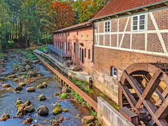 Wassermühle Sittensen mit Handwerkermuseum und Tourist-Info im Inneren Wassermühle Sittensen mit Handwerkermuseum und Tourist-Info im InnerenSittensen watermill with craftsmen's museum and tourist information insideSittensen vandmølle med håndværksmuseum og turistinformation indenforSittensen watermolen met ambachtsmuseum en toeristisch informatiecentrum binnenin