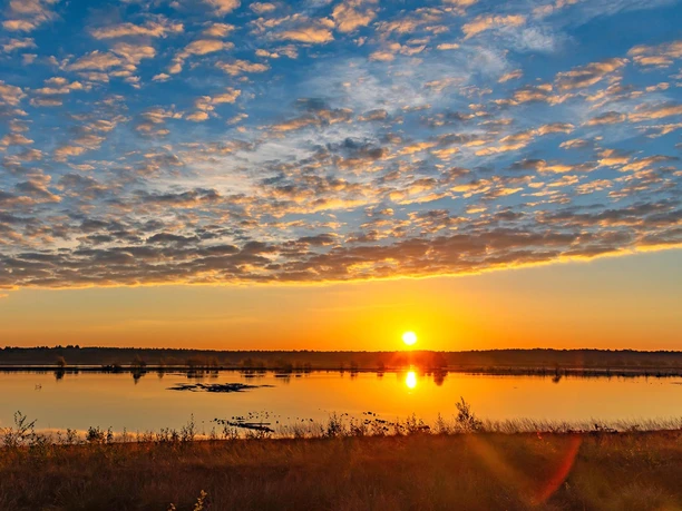 Sonnenaufgang über den Wasserflächen des Tister Bauernmoores Sonnenaufgang über den Wasserflächen des Tister Bauernmoores