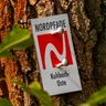 Markierungszeichen des NORDPFADES Kuhbach-Oste Markierungszeichen des NORDPFADES Kuhbach-Oste