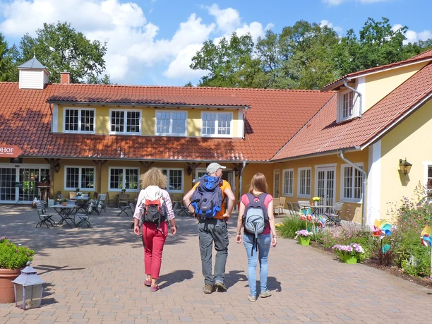 Wanderer vor dem Eingang des LandParks Lauenbrücks