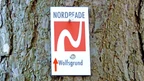 Markierungszeichen des NORDPFADES Wolfsgrund Markierungszeichen des NORDPFADES Wolfsgrund