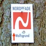 Markierungszeichen des NORDPFADES Wolfsgrund Markierungszeichen des NORDPFADES Wolfsgrund
