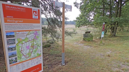 Wegweiser und Infotafel des NORDPFADES Wolfsgrund Wegweiser und Infotafel des NORDPFADES Wolfsgrund