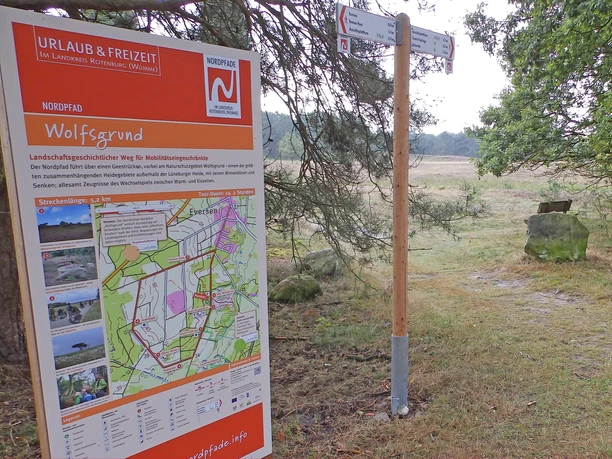 Wegweiser und Infotafel des NORDPFADES Wolfsgrund Wegweiser und Infotafel des NORDPFADES Wolfsgrund
