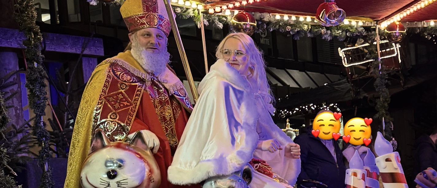 WolfsburgerWeihnachtsmarktWeihnachtsmannundEngel.JPG WolfsburgerWeihnachtsmarktWeihnachtsmannundEngel.JPG
