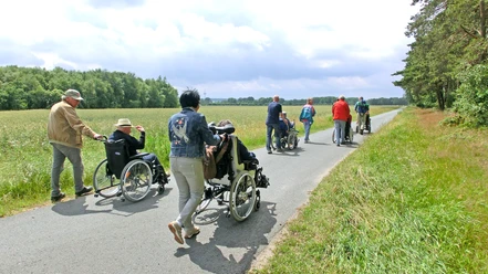 Rollstuhlfahrer auf dem barrierefreien NORDPFAD Wolfsgrund Rollstuhlfahrer auf dem barrierefreien NORDPFAD Wolfsgrund