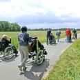 Rollstuhlfahrer auf dem barrierefreien NORDPFAD Wolfsgrund Rollstuhlfahrer auf dem barrierefreien NORDPFAD WolfsgrundWheelchair users on the barrier-free NORDPFAD WolfsgrundKørestolsbrugere på den barrierefri NORDPFAD WolfsgrundRolstoelgebruikers op de drempelvrije NORDPFAD Wolfsgrund